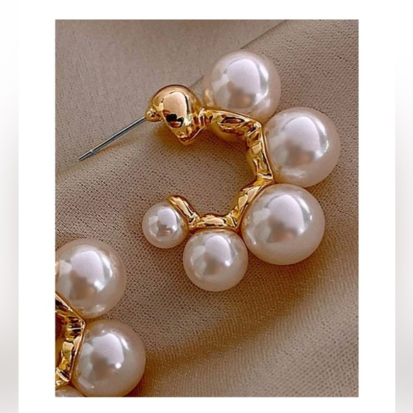 Anthropologie Viv Minimalist Classy Pearl Stud Half Hoop Earrings - Picture 4 of 5